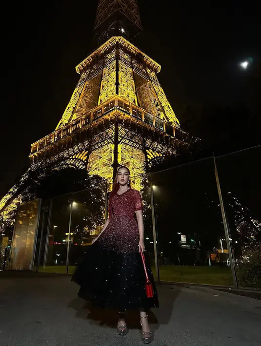 Tasya Farasya tak kalah glamor dengan gaun gradasi hitam merah dari Asky Febriyanti [@tasyafarasya]