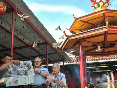  Warga Tionghoa melepas burung pipit untuk menyambut perayaan hari raya Imlek di Vihara Dharma Bhakti, Jakarta, (7/2). Melepas burung ke alam bebas, merupakan simbol kebebasan hati dan dipercaya berdampak baik bagi kehidupan. (Liputan6.com/Yoppy Renato)