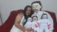 Wanita di Brasil bernama Meirivone Rocha 'menikah' dengan boneka dan memiliki tiga 'anak'. (Instagram/@meirivone_santinha)