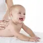 Intip trik memijat punggung bayi di sini! (Sumber Foto: theayurveda.org)