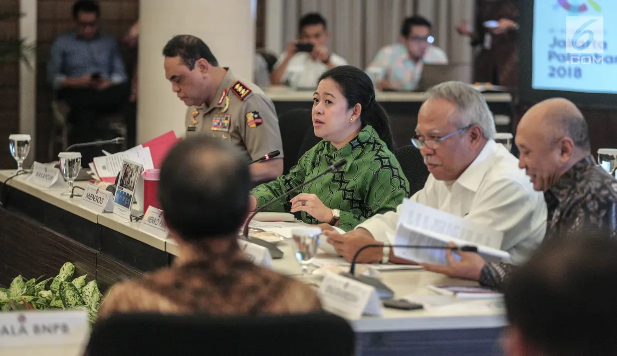 Menko PMK, Puan Maharani memberi keterangan saat rapat di Kemenko PMK, Jakarta, Kamis (28/9). Rakor tingkat menteri tersebut membahas tentang antisipasi erupsi Gunung Agung & percepatan penanganan pengungsi Sinabung. (Liputan6.com/Faizal Fanani)