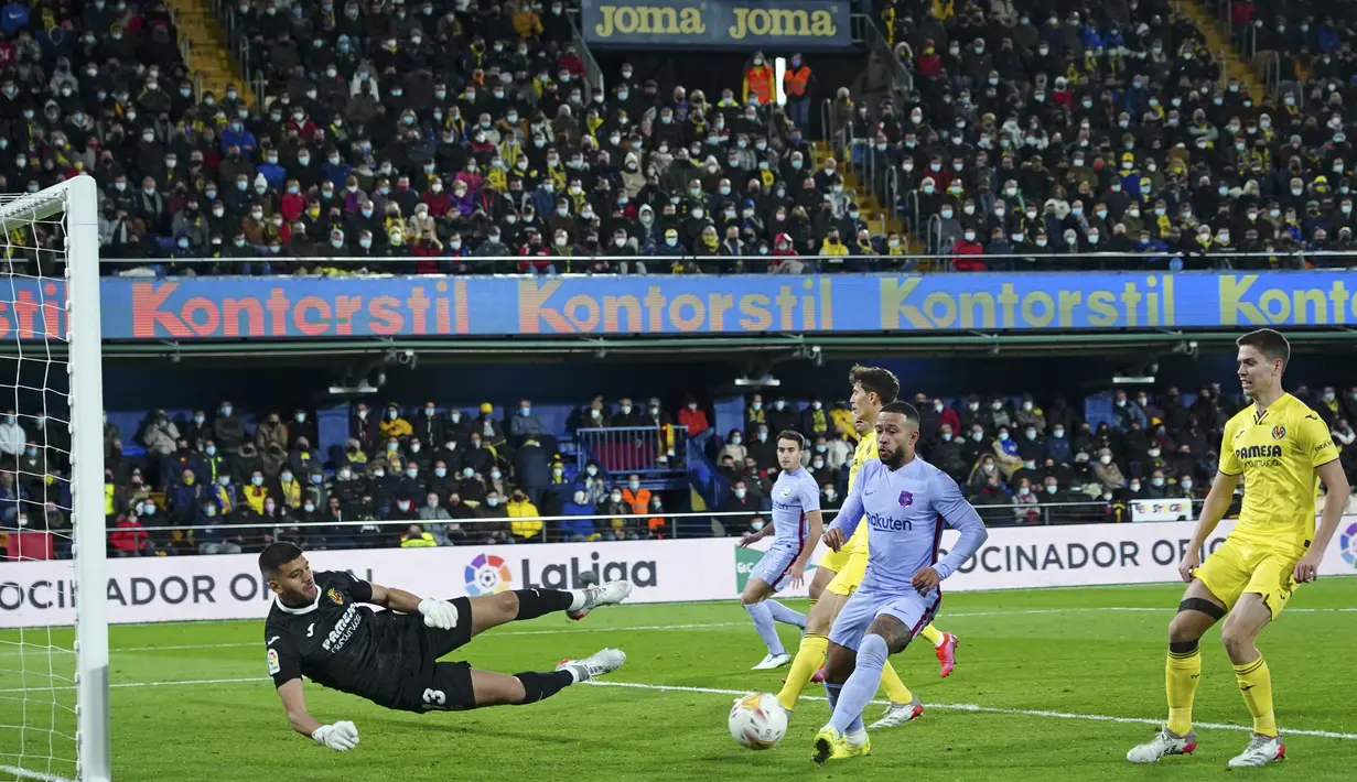 Penjaga gawang Villarreal Geronimo Rulli, kiri, melakukan penyelamatan dari serangan pemain Barcelona pada lanjutan La Liga di Estadio de la Ceramica, Minggu (28/11/2021) dini hari WIB. Barcelona menang dengan menghajar tuan rumah Villlarreal 3-1. (AP Photo/Alberto Saiz)