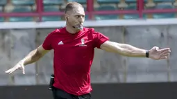Wasit asal Argentina, Nestor Pitana, melakukan latihan jelang laga Piala Dunia di Moscow, Rusia, Selasa (12/6/2018). Sebanyak 26 wasit akan bertugas sepanjang pagelaran Piala Dunia 2018. (AP/Pavel Golovkin)