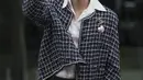 Park Seo-joon menghadiri peragaan busana Chanel untuk koleksi Fall-Winter 2023/24 di Paris Fashion Week, Selasa (7/3/2023). Di dalam, Park Seo-joon mengenakan kemeja putih berkancing sederhana dengan rambut disisir ke belakang sebagai ciri khasnya. (Scott Garfitt/Invision/AP)