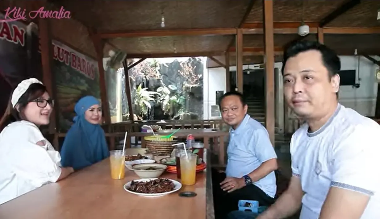 Suami Kiki Amalia itu mengatakan, bahwa Hj Jujun tak lagi ceramah karena fokus ke mengurus pesantren. Menurut Hj. Juju, ia sejak lama bersahabat dengan Agung. Bahkan menyebutnya sebagai adik. [Youtube/Kiki Amalia]