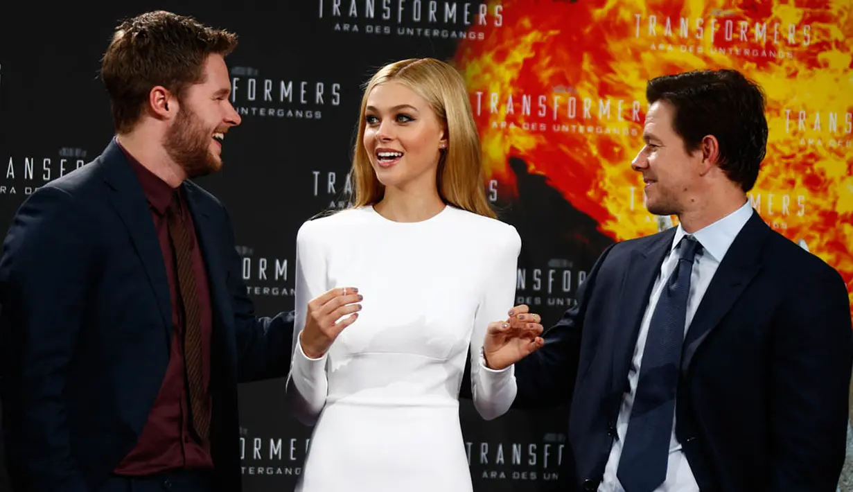 Nicola Peltz tampak berbincang dengan para pemain "Transformers: Age of Extinction" (REUTERS / Thomas Peter)