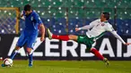 Duel panas terjadi di laga kualifikasi Piala Eropa 2016 antara Bulgaria dengan Italia di Stadion Nasional Vasil Levski, Minggu (29/3/2015). Italia bermain imbang 2-2 melawan Bulgaria. (REUTERS/Stoyan Nenov)