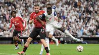 Bek Manchester United asal Inggris #23, Luke Shaw, dan penyerang Tottenham Hotspur asal Senegal #29, Pape Matar Sarr, berebut bola dalam pertandingan final Liga Europa UEFA antara Tottenham Hotspur dan Manchester United di Stadion San Mames, Bilbao, pada 22 Mei 2025. (Josep LAGO/AFP)