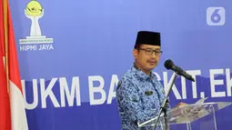 Walikota Jakarta Barat Yani Wahyu Purwoko memberi sambutan pada Webinar UKM Bangkit, Ekonomi Tumbuh di kantor Walikota Jakarta Barat, Senin (29/11/2021). Bantuan berupa dana banjir dan mesin jahit sebagai bentuk akselerasi dan kolaborasi untuk bangkit di masa pandemi. (Liputan6.com/HO/HIPMI Jaya)