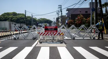 Seorang petugas polisi berjaga jelang Konferensi Tingkat Tinggi (KTT) G7 di pos pemeriksaan luar stasiun trem di Distrik Minami, Kota Hiroshima, Jepang, Rabu (17/5/2023). Jepang menjadi tuan rumah KTT G7 pada tanggal 19 hingga 21 Mei 2023. (Philip FONG/AFP)