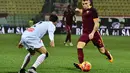 Pemain Roma, Lucas Digne menjaringkan satu gol ke gawang Capri pada lanjutan Liga Italia Serie A pekan ke-25 di Stadion Alberto Braglia, Modena. (AFP / Giuseppe Cacace)