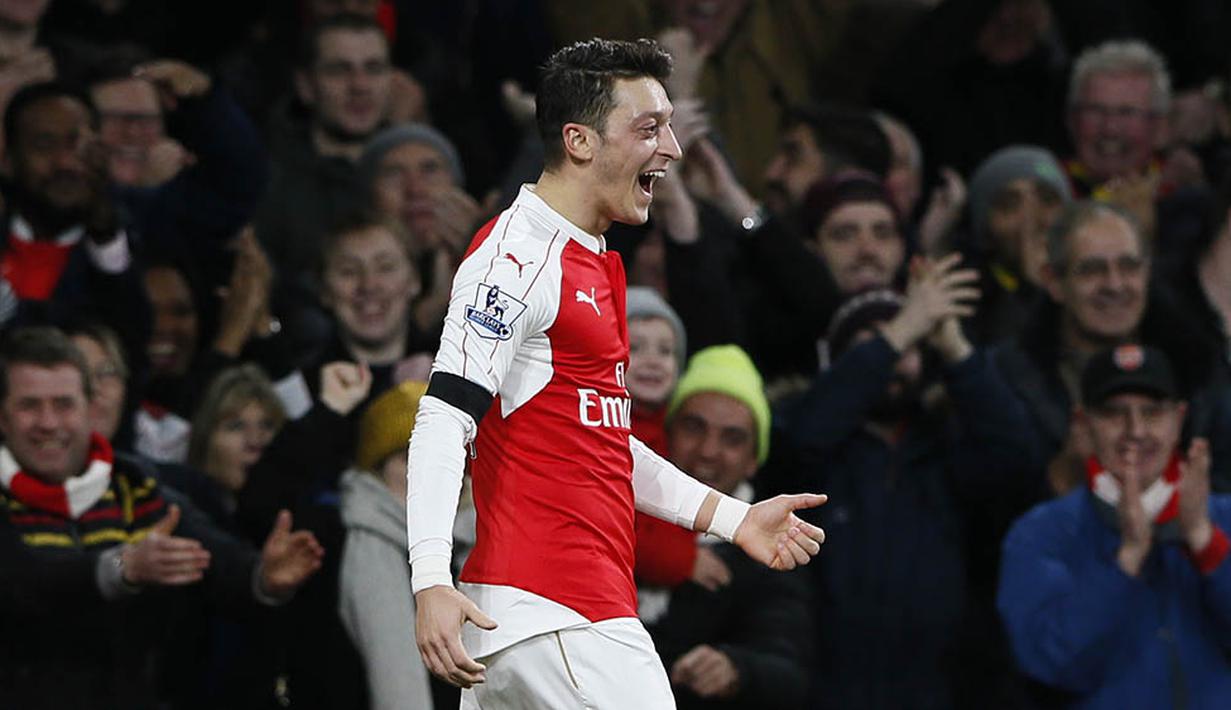 Gelandang Arsenal, Mesut Ozil, merayakan gol ynag dicetaknya ke gawang Bournemouth pada laga Premier League di Stadion Emirates, Inggris. (Reuters/Stefan Wermuth)