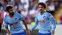 Pemain Atletico Madrid, Diego Costa dan Antoine Griezmann selebrasi seusai menjebol gawang Rayo Vallecano (16/2/2019). (AFP/Oscar Del Pozo)