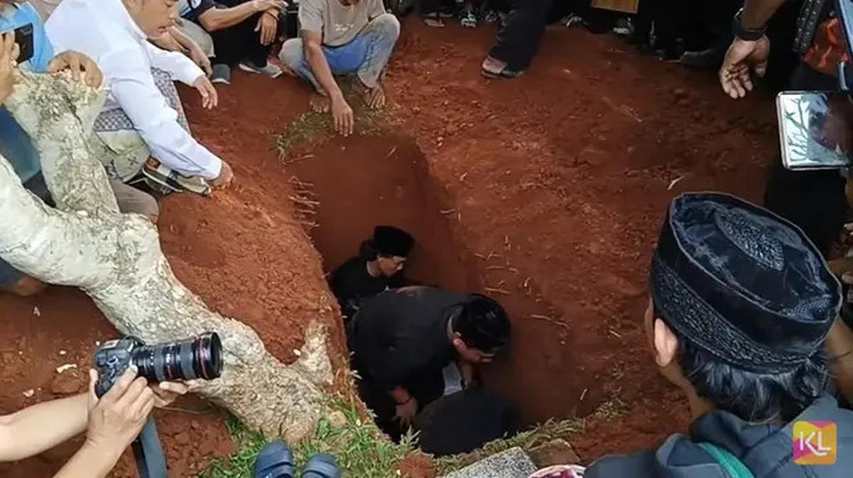 10 Potret Suasana Pemakaman Mpok Alpa, Diiringi Tangis Keluarga dan Sahabat