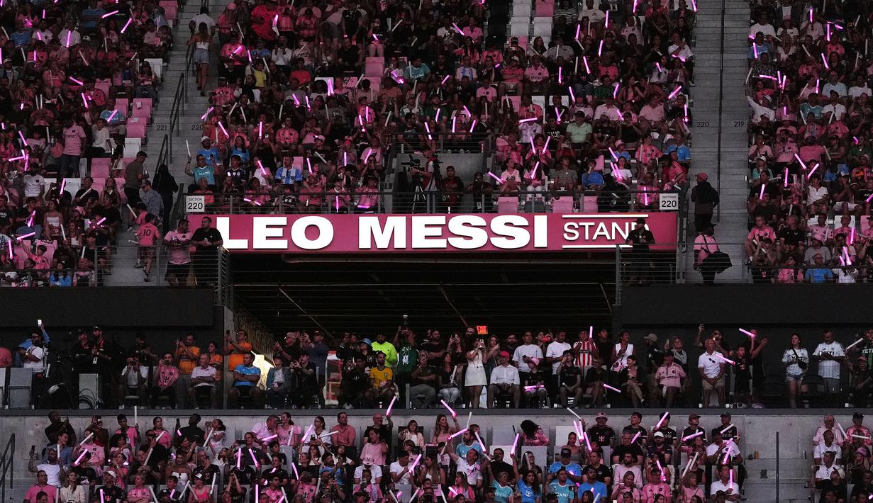 Inter Miami memberikan penghormatan untuk pemainnya Lionel Messi dengan menamai salah satu sisi tribune mereka dengan nama sang pemain. (AP Photo/Lynne Sladky)