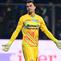 Kiper timnas Indonesia, Emil Audero, mengalami nasib yang cukup sial saat menjalani pertandingan membela Cremonese melawan Inter Milan. Kiper Timnas Indonesia itu terkena petasan yang dilemparkan dari tribun suporter I Nerazzurri. (AFP/Piero Cruciatti)