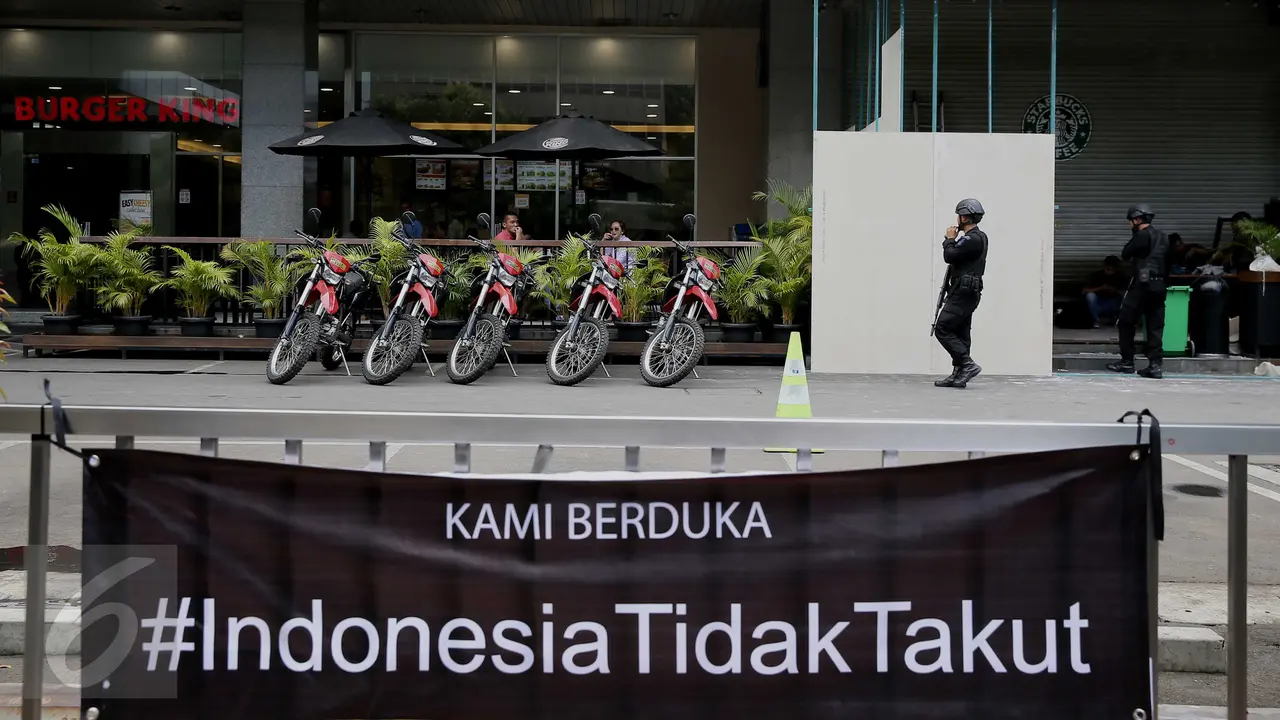 20160116-Polisi Bersenjata Lengkap Jaga Lokasi Ledakan Teror Jakarta