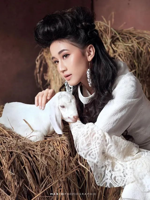 Keisya Levronka, asyik bermain dengan anak kambing yang diberi nama Kimi saat Idul Adha. (Foto: Instagram/@keisyalevronka)