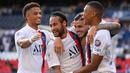 Penyerang PSG, Neymar, Kylian Mbappe dan Mauro Icardi, merayakan kemenangan atas Waasland-Beveren pada laga uji coba di Parc des Princes Stadium, Sabtu (18/7/2020) dini hari WIB. PSG menang telak 7-0 atas Waasland-Beveren. (AFP/Anne-Christine Poujoulat)