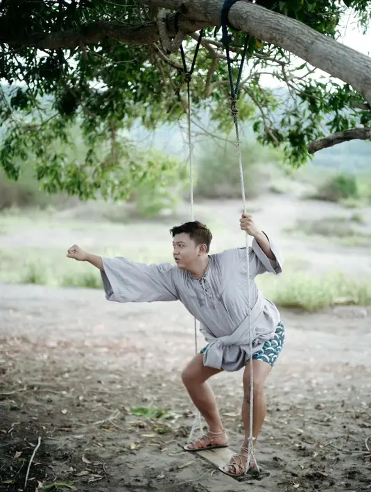 Sementara Denny Caknan tampil nyeleneh dengan atasan abu-abu dan celana boxer. [@bellabonita_r.a/@denny_caknan]