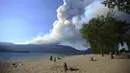 Api berada dalam jarak 16 kilometer (10 mil) dari tepi utara Yellowknife pada hari Kamis dan para pejabat khawatir bahwa angin utara yang kuat dapat mendorong api menuju satu-satunya jalan raya yang menjauh dari api, yang dipenuhi oleh karavan mobil yang panjang. (Joe O'Connal/The Canadian Press via AP)
