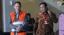Direktur Teknologi PT Krakatau Steel nonaktif Wisnu Kuncoro (kiri) usai menjalani pemeriksaan di Gedung KPK, Jakarta, Rabu (19/6/2019). Wisnu diperiksa sebagai tersangka terkait dugaan menerima suap pengadaan barang dan jasa. (merdeka.com/Dwi Narwoko)