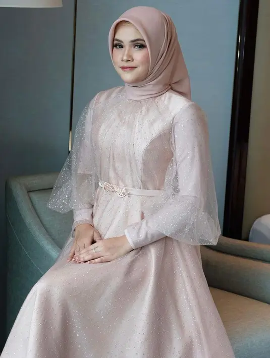 Sedangkan Nidya Putri Dianty mengenakan longsleeve dress bertabur payet. Ia pun memilih model ikat pada hijabnya. (Instagram/ayungberinda).