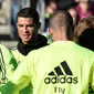 Zinedie Zidane akan bahu membahu dengan Cristiano Ronaldo cs. yang saat ini masih berada di peringkat 3 klasemen sementara La Liga Spanyol, Selasa (5/1/2016). (AFP/Gerard Julien)