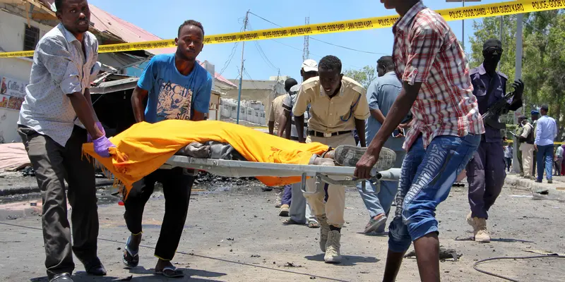 20170405- Bom Mobil Meledak di Restoran Somalia- AP Photo