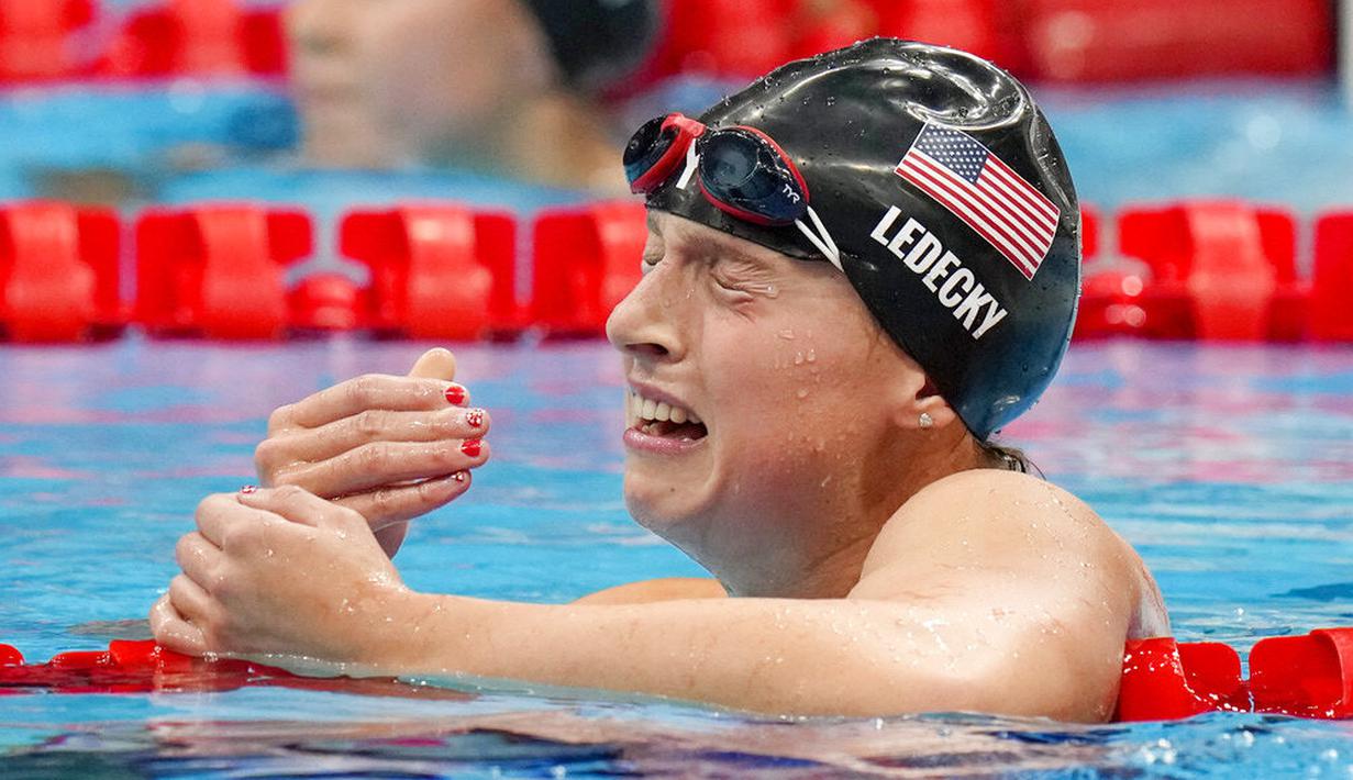 Perenang Amerika Serikat, Katie Ledecky, menangis terharu setelah memenangkan final gaya bebas 1500 meter putri Olimpiade Tokyo 2020. (Foto: AP/Petr David Josek)