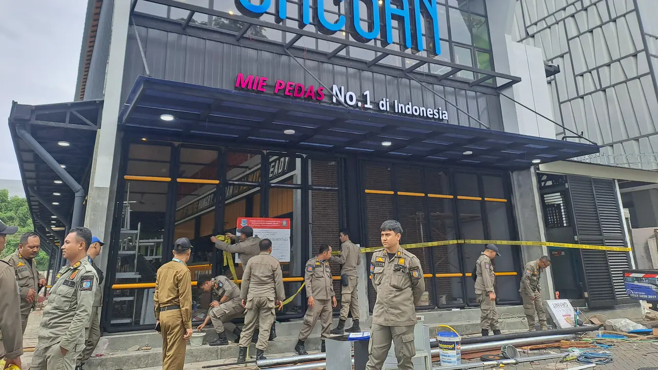 Outlet Mie Gacoan di daerah Serpong, Kota Tangerang Selatan (Tangsel), disegel Satuan Polisi Pamong Praja (Satpol PP), Selasa (25/2/2025). (Liputan6.com/Pramita Tristiawati)