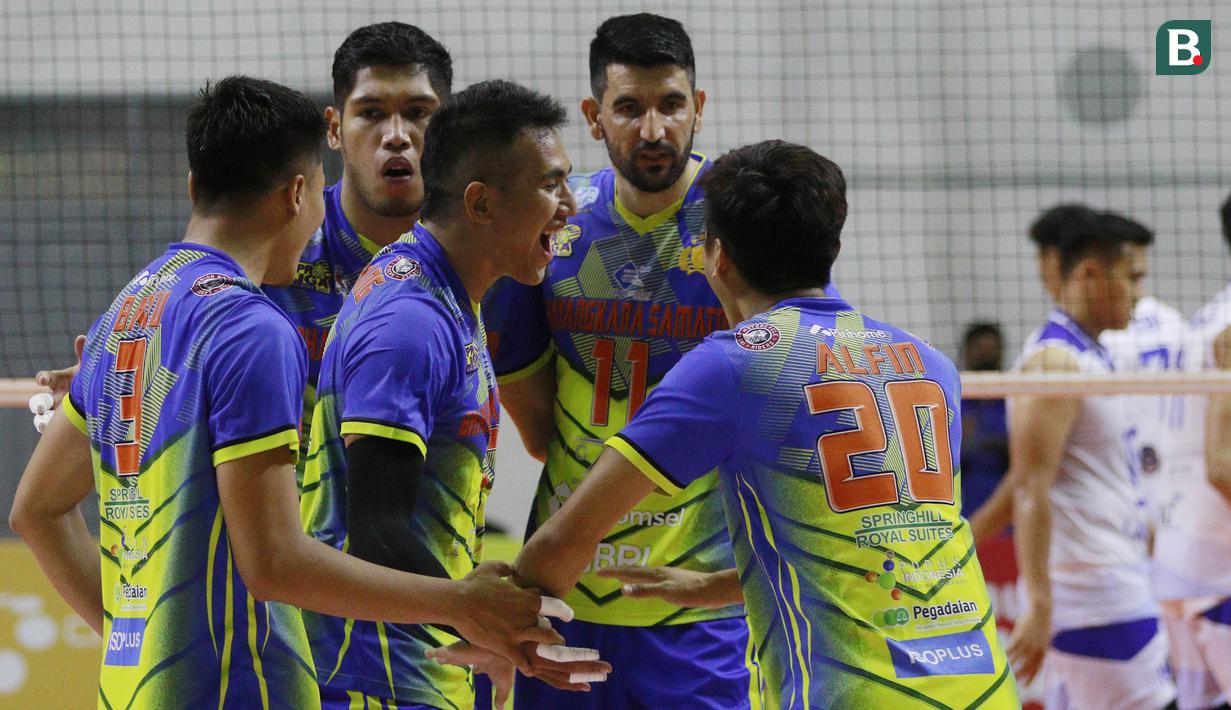 Para pemain Surabaya Bhayangkara Samator merayakan kemenangan atas Bogor LavAni pada laga seri pertama final four PLN Mobile Proliga 2022 di Padepokan Bola Voli Sentul, Jawa Barat, Sabtu (12/3/2022). Samator menang dengan skor 3-2 (21-25, 22-25, 27-25, 25-21, 15-12) (Bola.com/M Iqbal Ichsan)