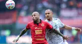 Pemain Persija Jakarta, Gustavo Almeida (kiri) berebut bola dengan pemain Persib Bandung, Gustavo Franca dalam laga lanjutan BRI Liga 1 2024/2025 di Stadion Patriot Candrabhaga, Bekasi, Minggu (16/02/2025). (Bola.com/M Iqbal Ichsan)