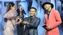 Penyanyi Rossa (kiri) menerima penghargaan dalam ajang musik SCTV Music Awards 2019 di Studio 6 Emtek City, Jakarta, Jumat (26/4). Rossa menyabet piala penghargaan Penyanyi Solo Wanita Paling Ngetop mengungguli Bunga Citra Lestari, Isyana Sarasvati, Maudy Ayunda dan Raisa (Fimela.com/Bambang E. Ros)