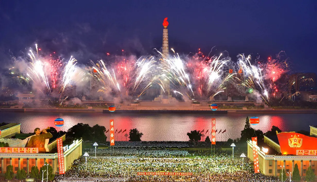 Kembang api menghiasi langit Pyongyang saat merayakan kesuksesan peluncuran bom hidregon antarbenua di Kim Il Sung Square, Korea Utara, Rabu (6/9). Bom hidrogen itu diklaim memiliki kekuatan yang jauh lebih merusak daripada bom atom (STR/KCNA VIS KNS/AFP)