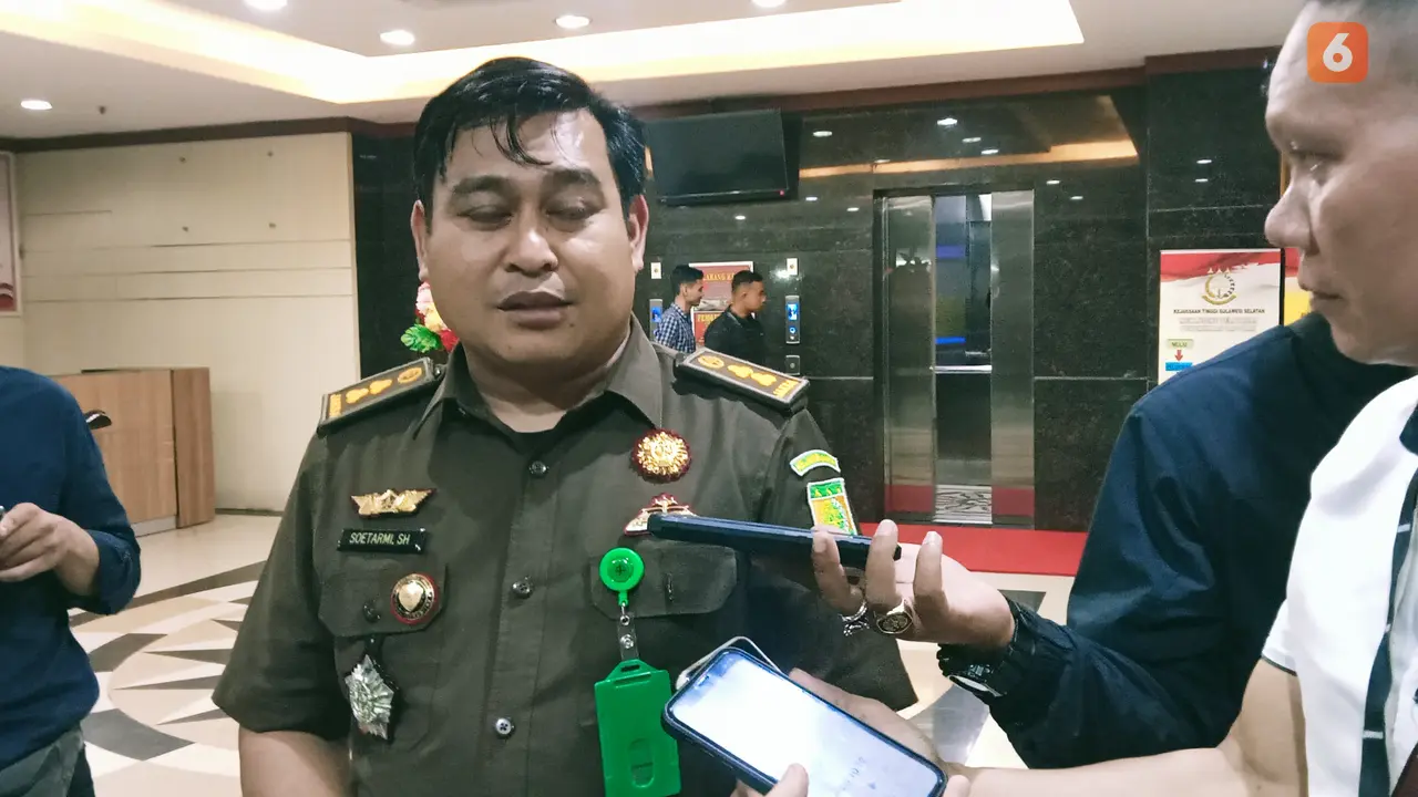 Kejati Sulsel memeriksa mantan Bupati Takalar inisial SK dalam kasus dugaan korupsi penjualan pasir laut pada Badan Pengelolaan Keuangan Daerah (BPKD) Kabupaten Takalar (Liputan6.com/Eka Hakim)