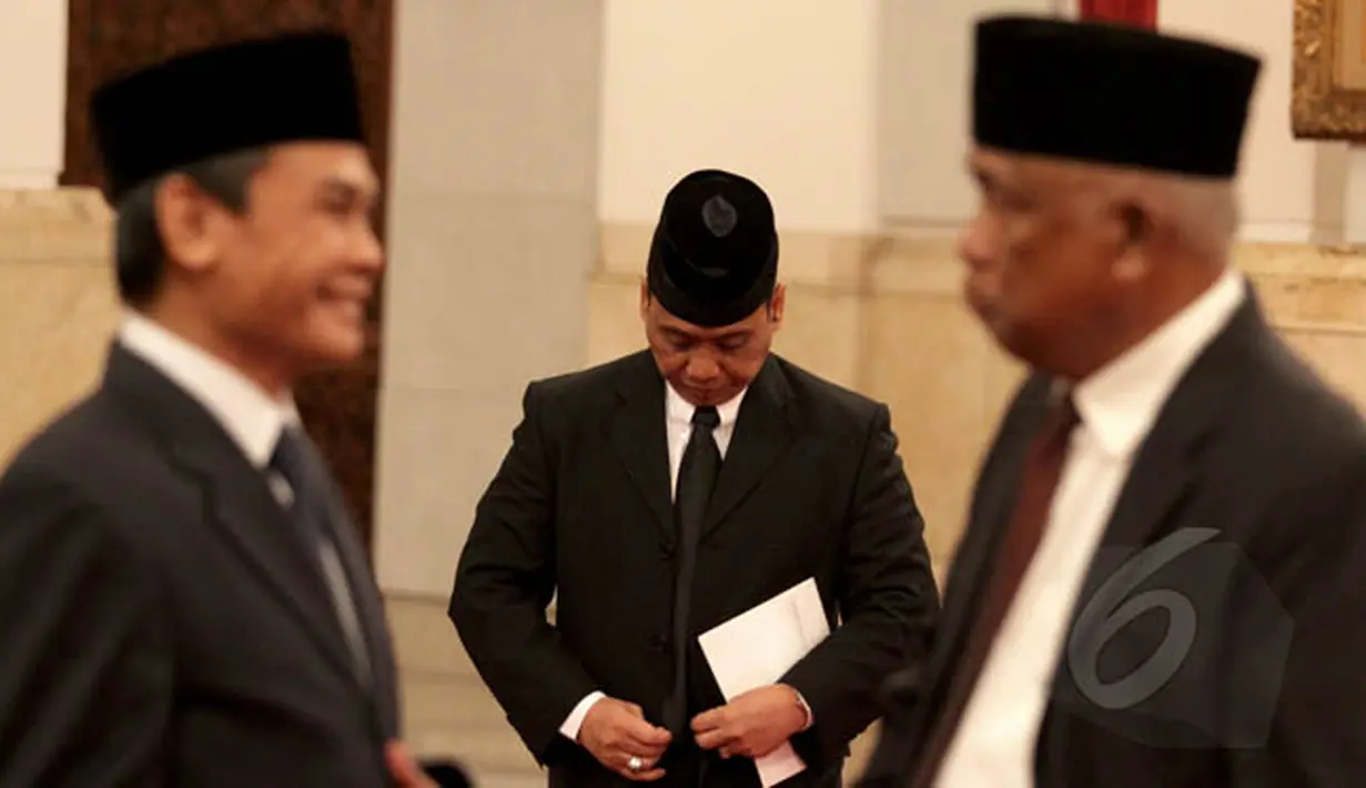 Pelaksana Tugas (Plt) pimpinan KPK, Indriyanto Seno Aji (tengah) saat bersiap sebelum mengikuti gladi bersih pelantikan di Istana Merdeka, Jakarta, Jumat (20/2/2015). (Liputan6.com/Faizal Fanani)