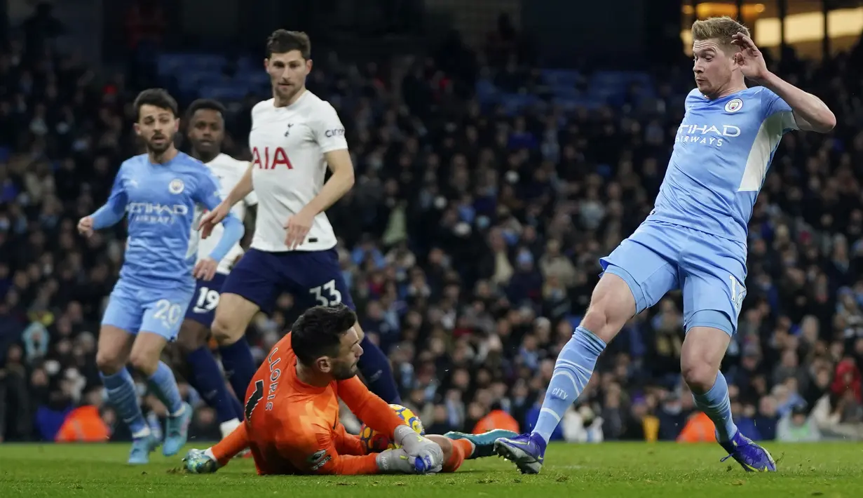 Setelah melewati beberapa peluang, Manchester City baru berhasil menyamakan skor 1-1 pada menit ke-33. Kiper Tottenham Hotspur, Hugo Lloris gagal menangkap sempurna umpan yang dilepaskan Raheem Sterling menuju Kevin De Bruyne. (AP/Jon Super)