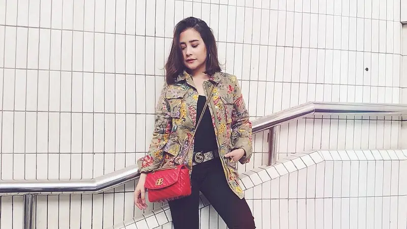 [Bintang] Tampil Stunning Saat ke Kampus, Prilly Latuconsina Andalkan 2 Tipe Outerwear Ini