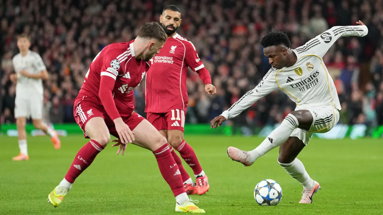 Foto: Aksi Tangguh Conor Bradley saat Bikin Vinicius Mati Kutu di Liga Champions
