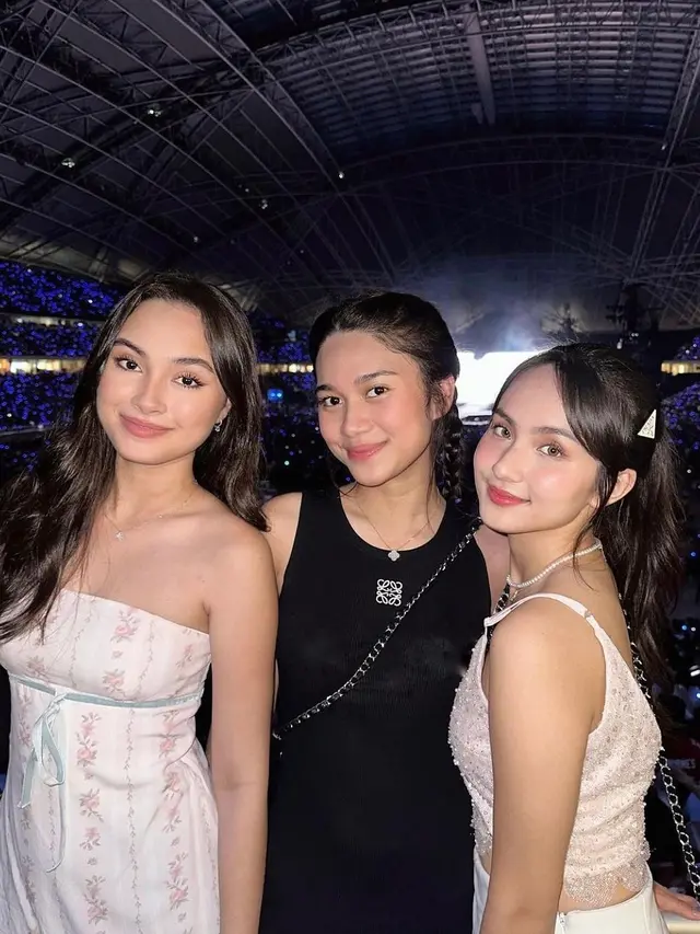 Potret Azizah Salsha di konser Taylor Swift (Sumber: Instagram/@kuyentertainment)