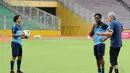 Pemain belakang Arema Cronus, Victor Igbonefo (tengah) mendengar arahan pelatih timnas Indonesia Senior, Alfred Riedl (kanan) saat berlatih di Stadion GBK, Jakarta, (12/11/2014). (Liputan6.com/Helmi Fithriansyah)