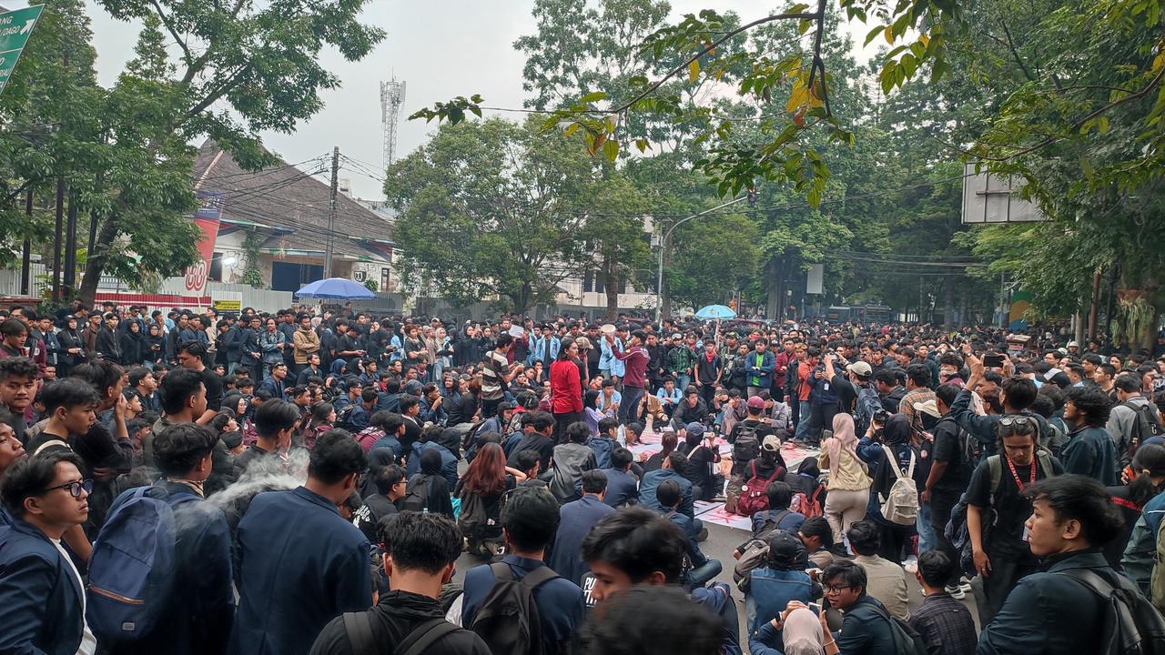 Massa Berpakaian Hitam Demo di DPRD Jabar, Kritik Pemerintah dan Tuntut Perubahan