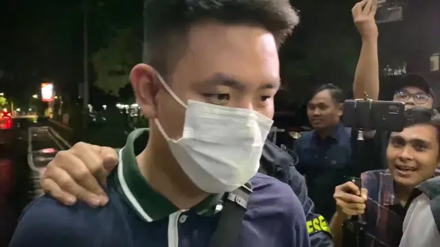 Tersangka kasus penipuan dan penggelapan sewa mobil artis Jessica Iskandar, Christopher Sfefanus Budianto (CSB) tiba di Polda Metro Jaya, Jakarta.