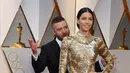 Justin Timberlake berpose bersama sang istri saat tampil menghadiri ajang Oscar 2017 di Hollywood, California, AS (26/2). Justin dan Jessica Biel terlihat mesra saat menghadiri acara tersebut. (AFP PHOTO / Valerie Macon)
