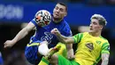 Gelandang Chelsea, Mateo Kovacic berebut bola dengan pemain Norwich City, Mathias Normann 
pada pertandingan lanjutan Liga Inggris di Stadion Stamford Bridge di London, Sabtu (23/10/2021). Chelsea menang atas Norwich 7-0. (AP Photo/Ian Walton)