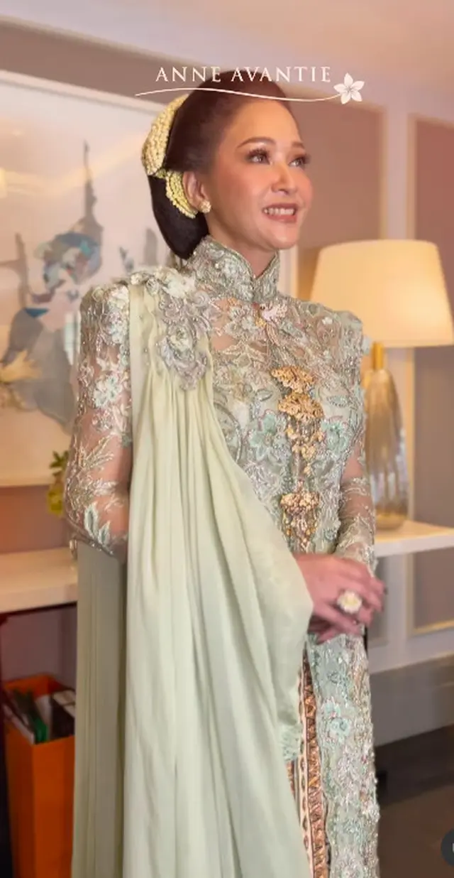 Penampakan bros Irwan Mussry di akad nikah Al Ghazali, bentuknya kecil tapi harganya bikin melongo