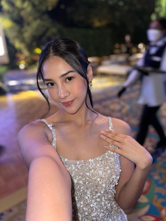 Anya Geraldine berselfie saat menghadiri suatu acara pernikahan temannya. Tak heran jika banyak laki-laki yang menyukai dan menganggumi Anya Geraldine, bahkan ia dijuluki idaman para pria. (Instagram/anyageraldine)