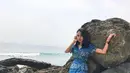 Berpose di bebatuan pantai, Dea Panendra terlihat cantik mengenakan slip dress tenun. (Instagram/deapanendra).