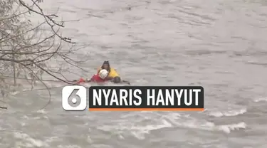 Seorang pria terjebak di derasnya sungai air terjun Niagara. Beruntung petugas keselamatan berhasil menariknya ke tepi sungai.